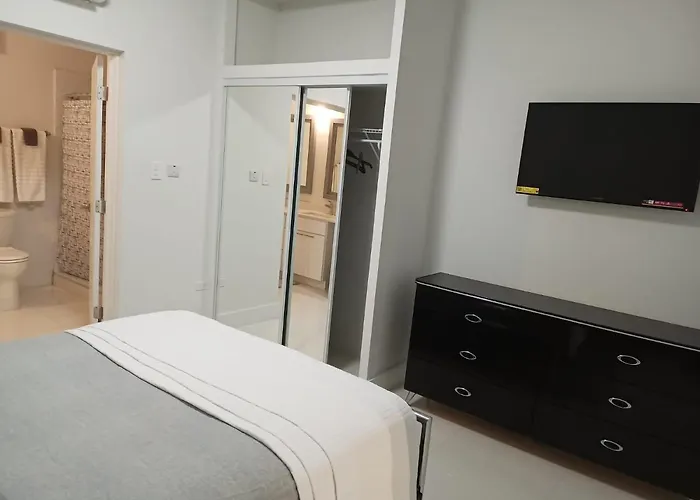 Luxury 2 Bedroom Rooftop Pool View Unit #3