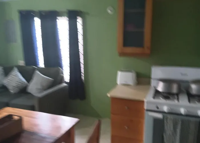 Cheerful 2-Bedroom Home In Falmouth Garden